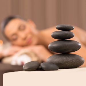 MASSAGEM RELAXANTE COM PEDRAS QUENTES 